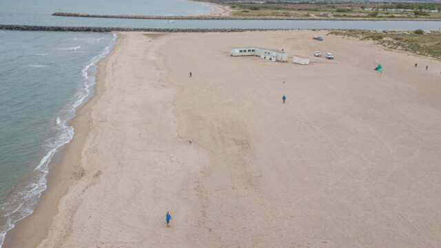 wenn man genau hinschaut, entdeckt man zwei Drachenpilotinnen und ihre Drachen (ein Drachen in der Luft, einer am Boden)