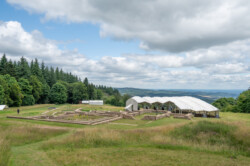 an mehreren Orten sind alte Gebäudekomplexe sichtbar; wertvolles wird mit einem Zeltdach geschützt;
