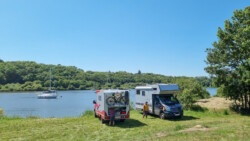 Strand neben einem kleinen Yachthafen