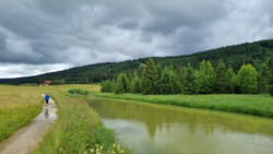 auch die Fusswege sind voll Wasser