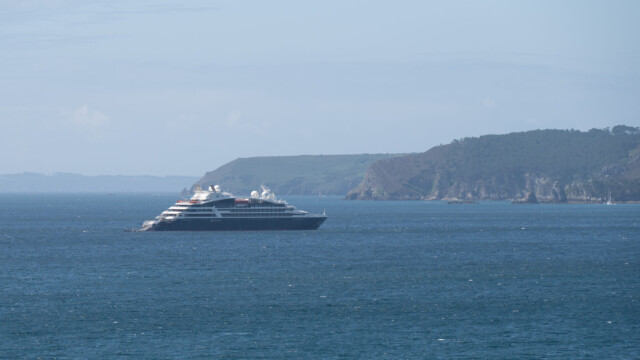 sogar ein kleines Kreuzfahrtschiff ankert vor der Küste