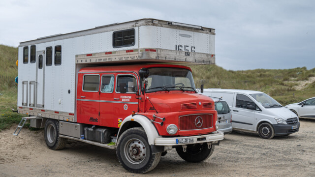Altes Feuerwehrauto zum Wohnmobil umgebaut