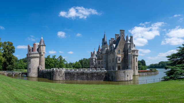 Seitenansicht des Wasserschlosses Bretesche