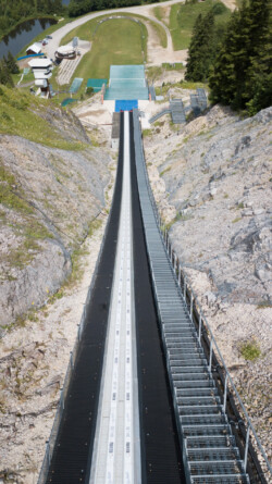 Sicht von oben gegen unten - das geht ziemlich steil nach unten (Luftaufnahme mit der Drohne)