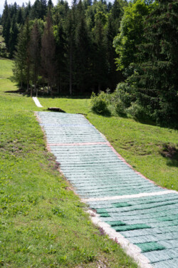 die kleinste Schanze: Bettina und ich wĂĽrden dies auch noch wagen