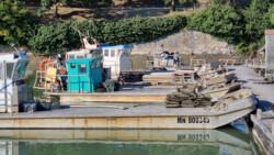 Austernboote, vorne rechts sieht man ein paar Säcke mit Austern
