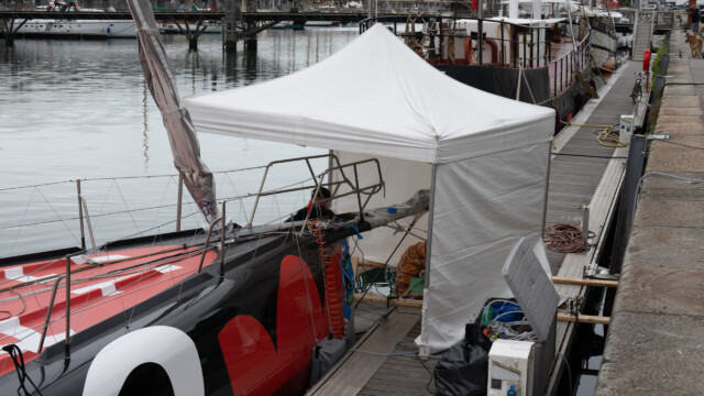 ... d.h. am Bug einen Schaden und musste das Rennen aufgeben...