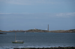 wieder Wasser unter dem Kiel, im Hintergrund der Phare de L'Ile Vierge
