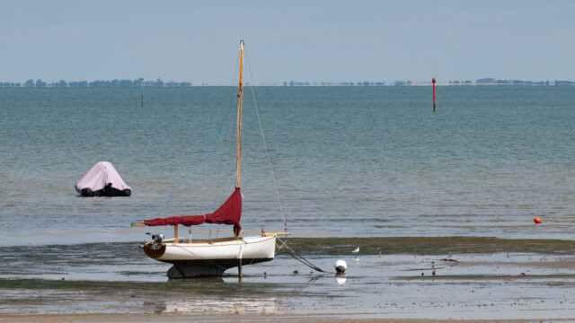 mit Stelzen abgestütztes Boot