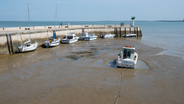 an Hafenmauer fixierte Boote
