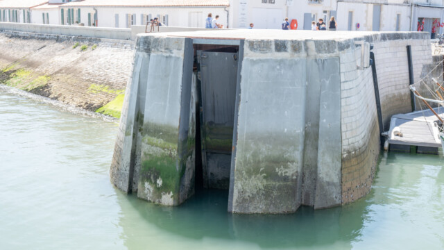 Tor, mit dem sich der Hafen verschliessen lässt