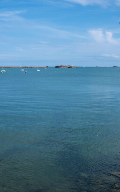 der riesige äussere Vorhafen von Cherbourg, rund 6km breit