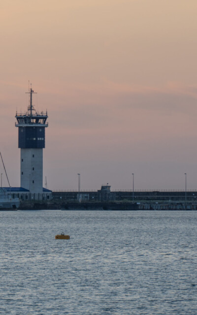 Skorpios - die grösste Yacht im Feld, überragt fast den Kontrollturm; wegen Quarantänebestimmungen konnte sie nicht in den Hafen einlaufen...