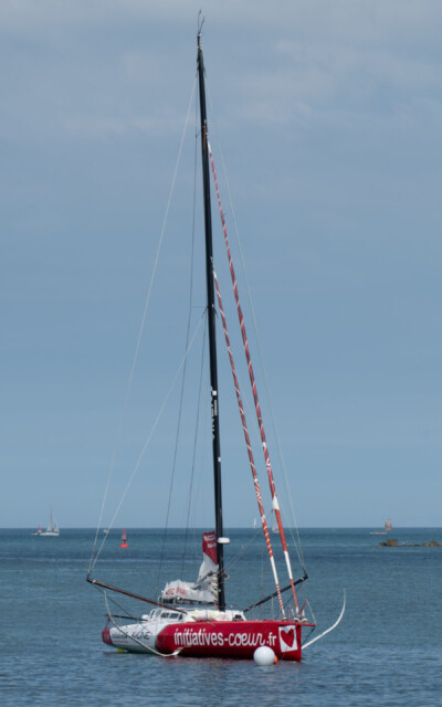 riesige seitliche Schwerter sorgen bei Krängung für Auftrieb; keine Salinge am drehbaren Mast dafür lange seitliche Pylons, an denen die Wanten abgespannt werden