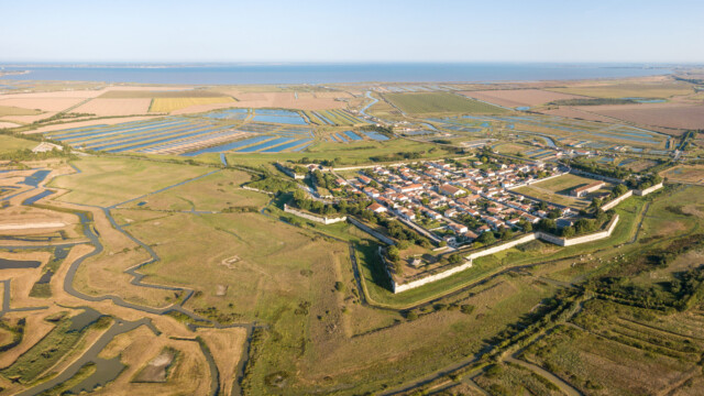 Festungsstadt von oben, mit Salzgewinnungsbecken
