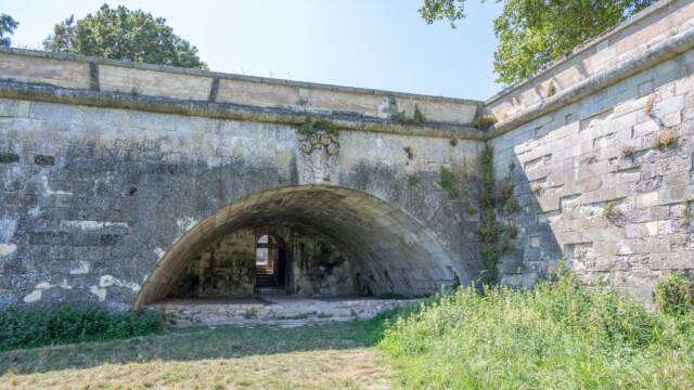 Aussenansicht des unterirdischen Hafens