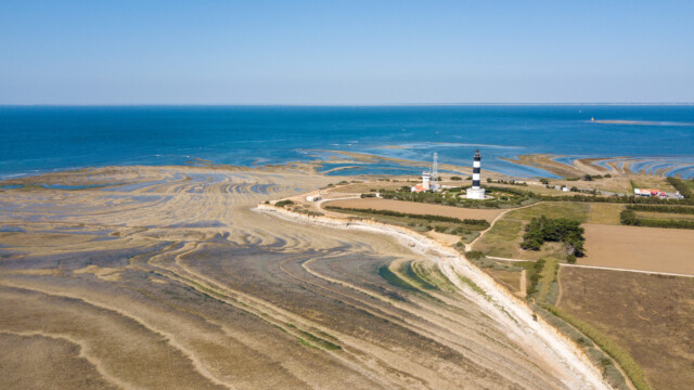 Leuchtturm mit Kliff bei Niedrigwasser