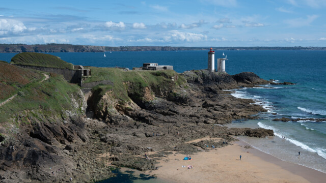 Leuchtturm, dahinter ein Bunker der Nazi aus dem 2. Weltkrieg und ganz rechts eine Festung aus dem Ende des 17. Jh.