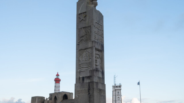 Kriegsdenkmal in der Nähe des Leuchtturms