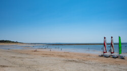 Sandstrand mit Strandkat