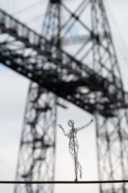 Ballerina vor der Schwebefähre von Rochefort