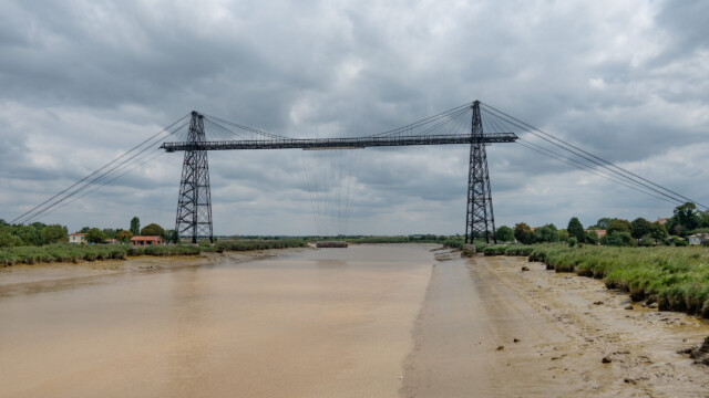 Schwebefähre Rochefort über dem Fluss Charent bei Niedrigwasser
