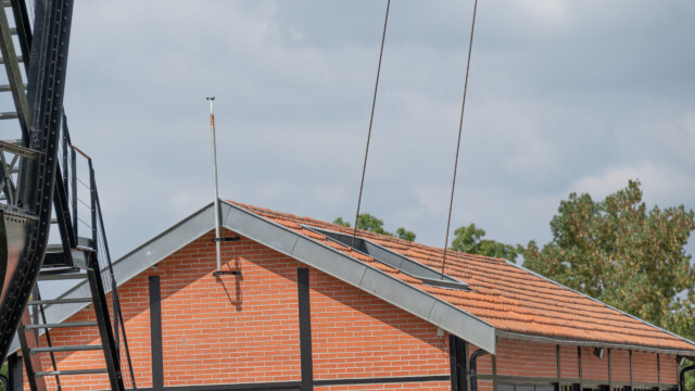 Zugkabel führen durch das Dach ins Betriebsgebäude