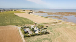 Unser Stellplatz, mit Kliff, im Hintergrund die Brücke zur Ile de Ré