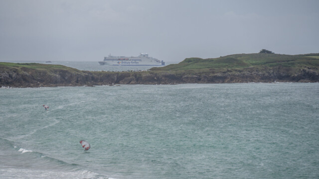 Fähre hinter Landzunge