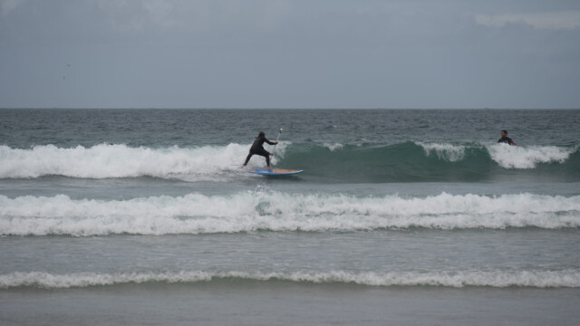sogar bei Wellenreiten gibt er noch mit dem Paddel an
