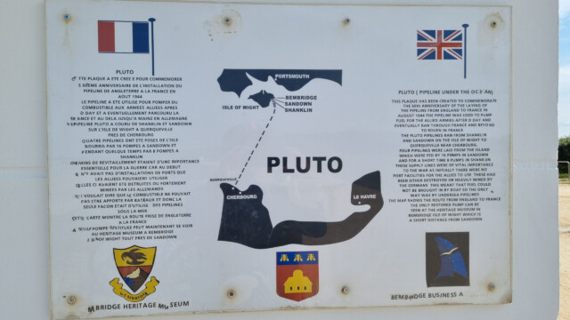 Erinnerungstafel an die Treibstoffpipline durch den Ärmelkanal