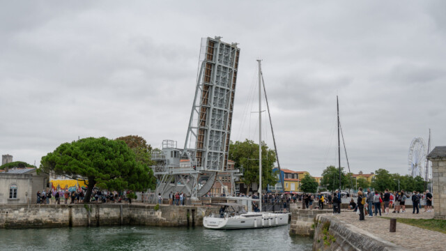 offene Brücke mit Segler