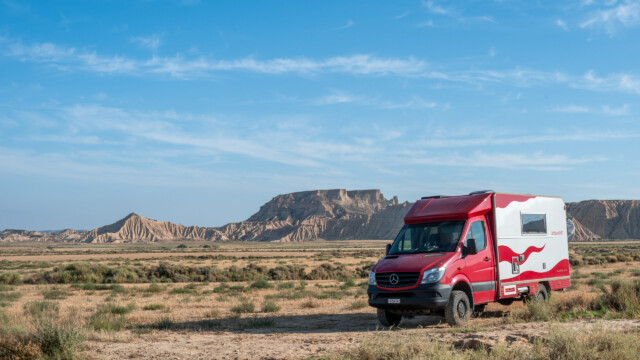 Jupi vor unglaublicher Landschaft