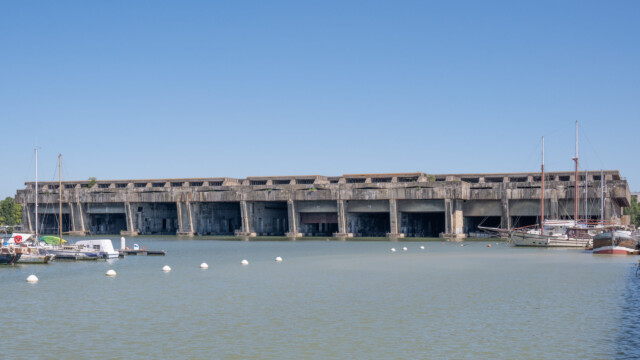 U-Bootbunker von aussen, heute am Rande eines Yachthafens