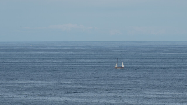 einsamer Segler, nur Vorsegel und Besan gesetzt