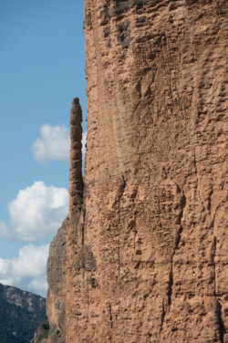 kleine Kletterer an steiler Wand