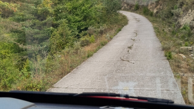 schmale Betonstrasse ...