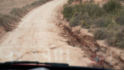 Vorsicht, an der Seite unterspühlt