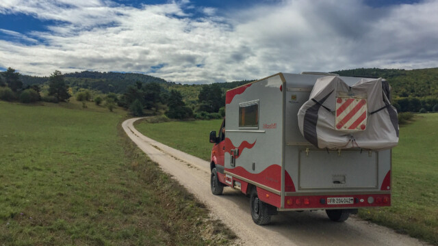 zuerst ziemlich flach