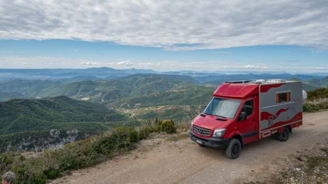 ... und dann entlang einer Bergkante