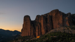 das kleine Kirchlein vor dem grossen Felsen