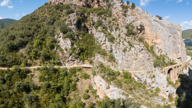 Panorama aus der Luft von Wanderweg und Steinbrücke