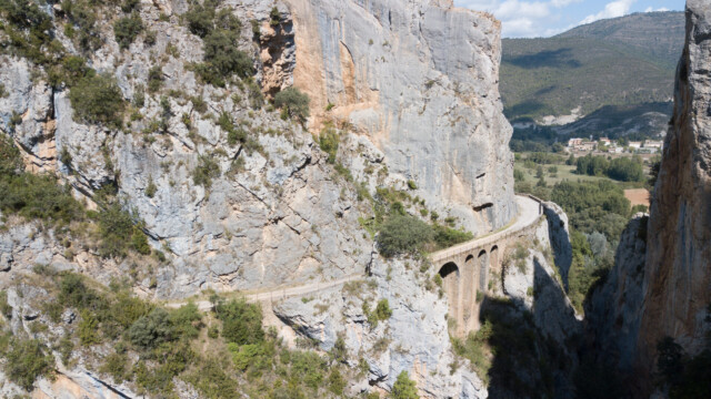 Steinbrücke in Schlucht mit der Drohne fotografiert
