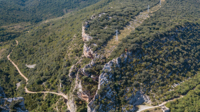 Blick von oben auf Schlucht und Berge