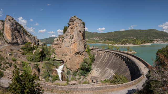Stausee, der Ausguss fliesst durch die Felsen-Säule
