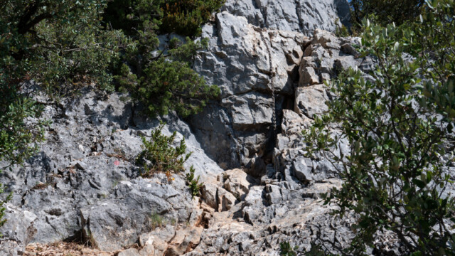 diese Partie ist mit einer Kette gesichert