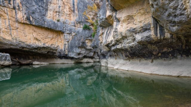 in der Schlucht staut sich an einem Ort das Wasser