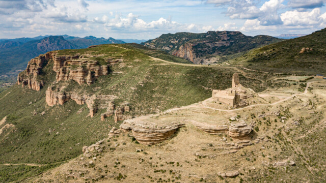 Ruine und Bergformation