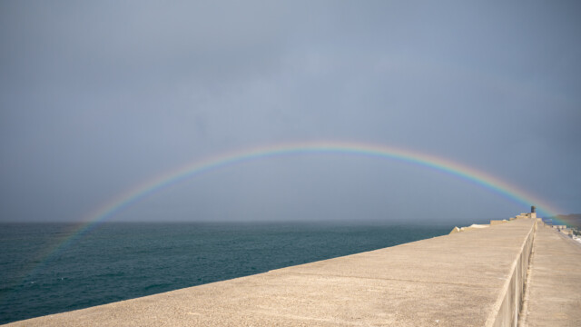Hafenmauer mit Regenbogen