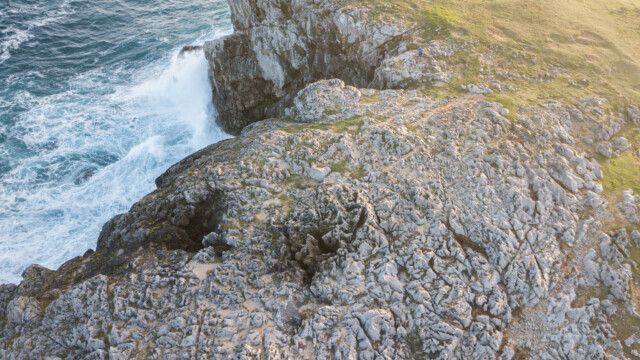 "Höhlenschlund" von oben aus der Luft